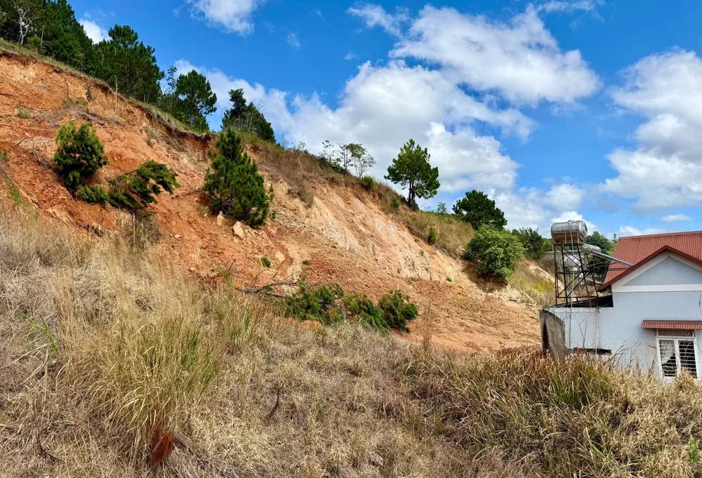 Lâm Đồng: Di dời nhiều hộ dân dưới chân đồi thông do sạt lở nghiêm trọng