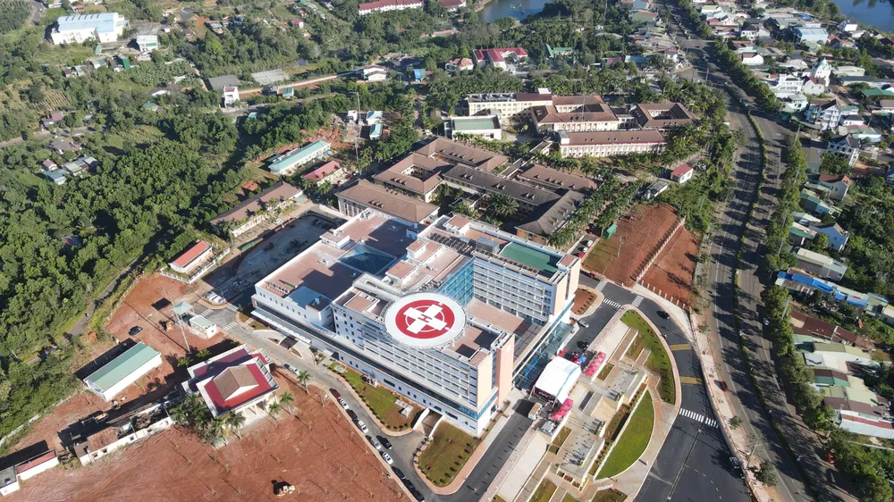 Bệnh viện Đa khoa Đắk Nông nằm cạnh quốc lộ 28, có bãi đáp trực thăng phục vụ công tác cấp cứu, vận chuyển bệnh nhân trong các tình huống khẩn cấp