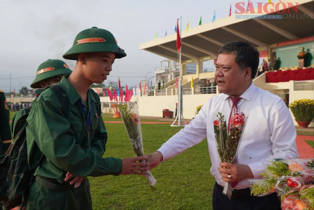 Chủ tịch UBND tỉnh Khánh Hòa Trần Phong tiễn thanh niên lên đường nhập ngũ-Ảnh HIẾU GIANG.jpg