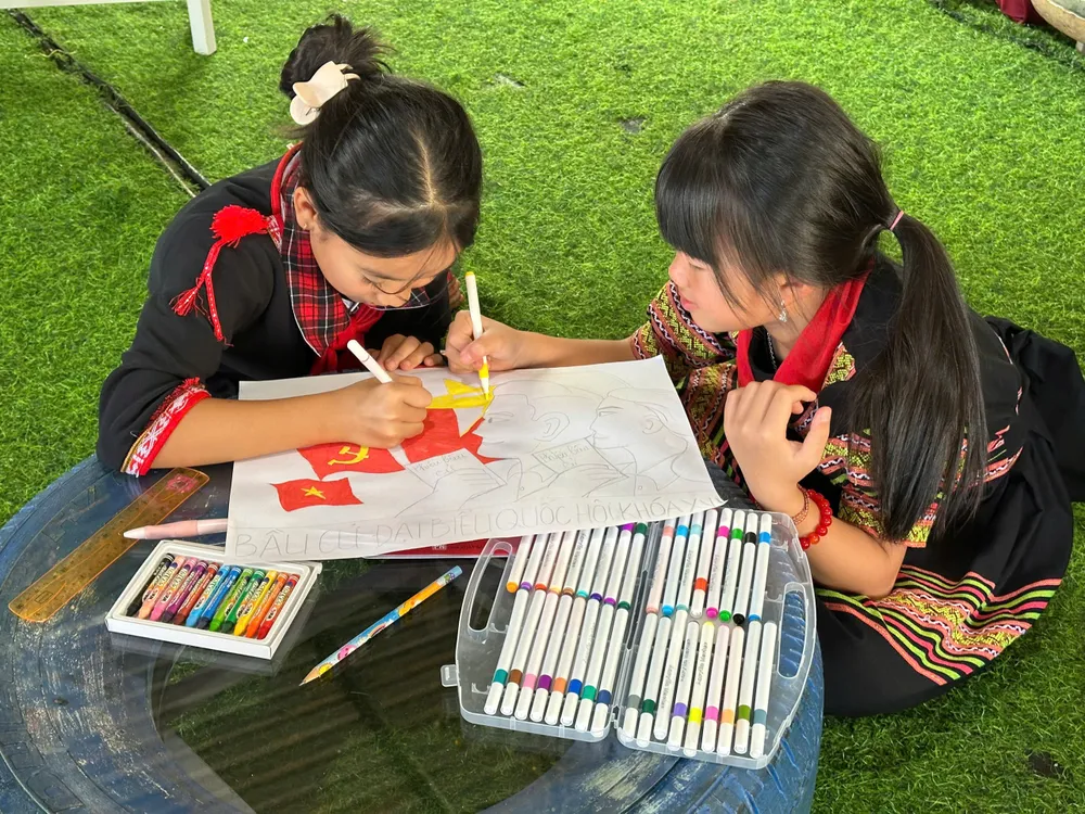 Các em vẽ tranh.jpg