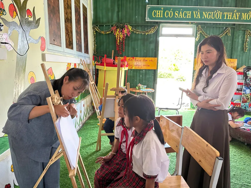 Giáo viên hướng dẫn các em vẽ tranh.jpg