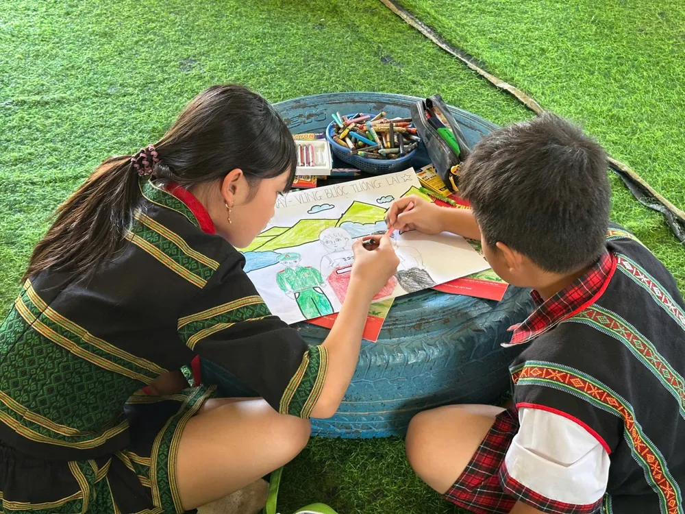 Học sinh đồng bào Xơ Đăng vẽ tranh.jpg