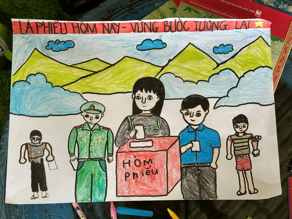 Học sinh Xơ Đăng xã Tu Mơ Rông với bức tranh cổ động ngày bầu cử.jpg