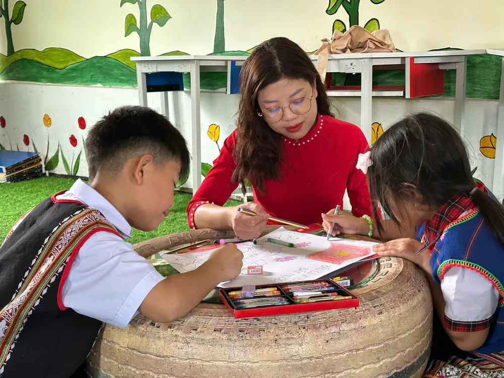 Những bức tranh dần hoàn thiện.jpg