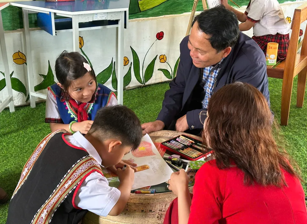 Ông Võ Trung Mạnh, Bí thư Đảng ủy xã Tu Mơ Rông trực tiếp kể cho các em học sinh nghe về các kỳ bầu cử, để các em có thêm tư liệu sáng tác.jpg