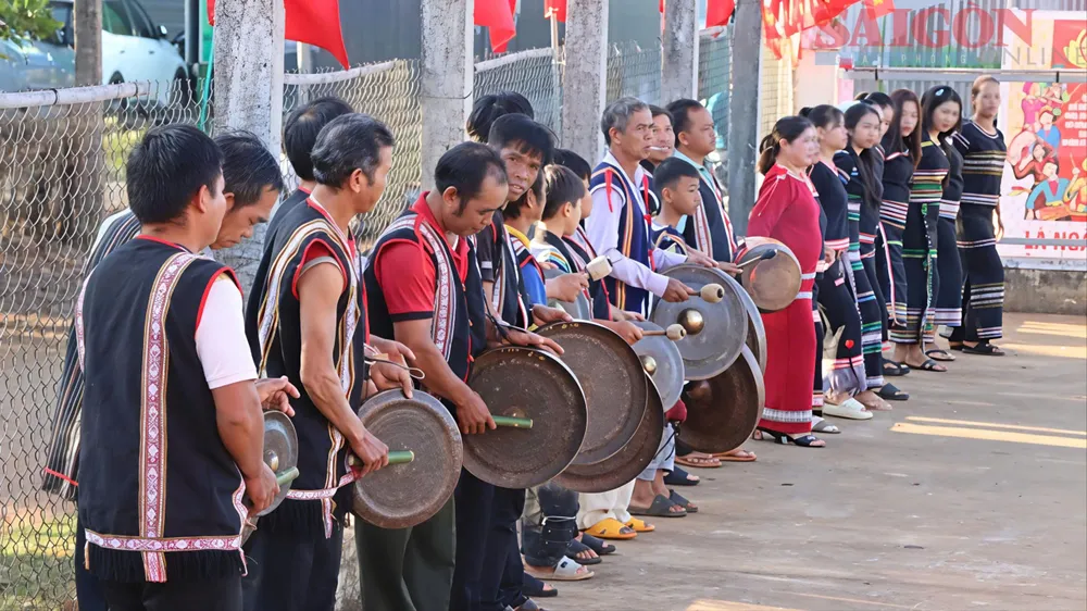 Biểu diễn cồng chiêng chào mừng ngày bầu cử tại Khu vực bỏ phiếu số 4 (làng C, xã Gào, tỉnh Gia Lai). Ảnh HỮU PHÚC.jpg