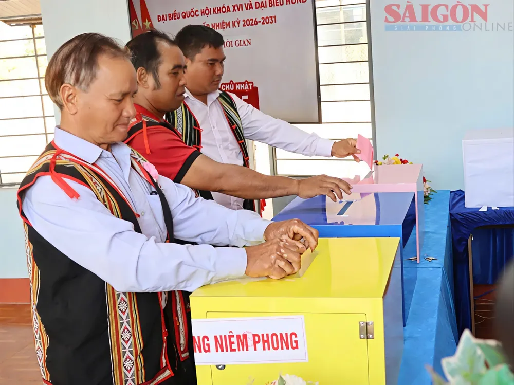 Cử tri đồng bào Jrai ở xã Gào, tỉnh Gia Lai tự tay bỏ phiếu lựa chọn đại biểu tại Khu vực bỏ phiếu số 4. Ảnh HỮU PHÚC.jpg