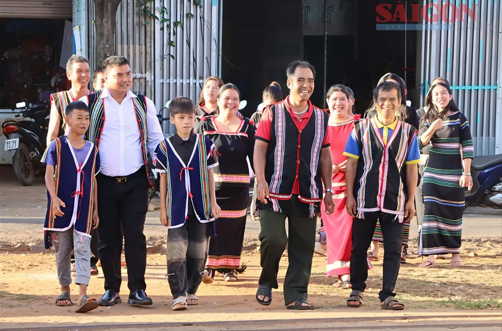 Đồng bào Jrai ở xã Gào, tỉnh Gia Lai tham gia bỏ phiếu tại Khu vực bỏ phiếu số 4. Ảnh HỮU PHÚC.jpg