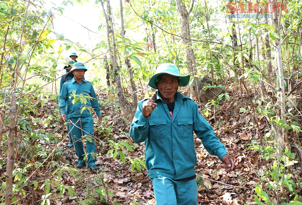 Nhân viên Ban quản lý rừng phòng hộ Krôngpha (tỉnh Khánh Hòa) tuần tra bảo vệ rừng trong mùa khô Ảnh TIẾN THẮNG.jpg