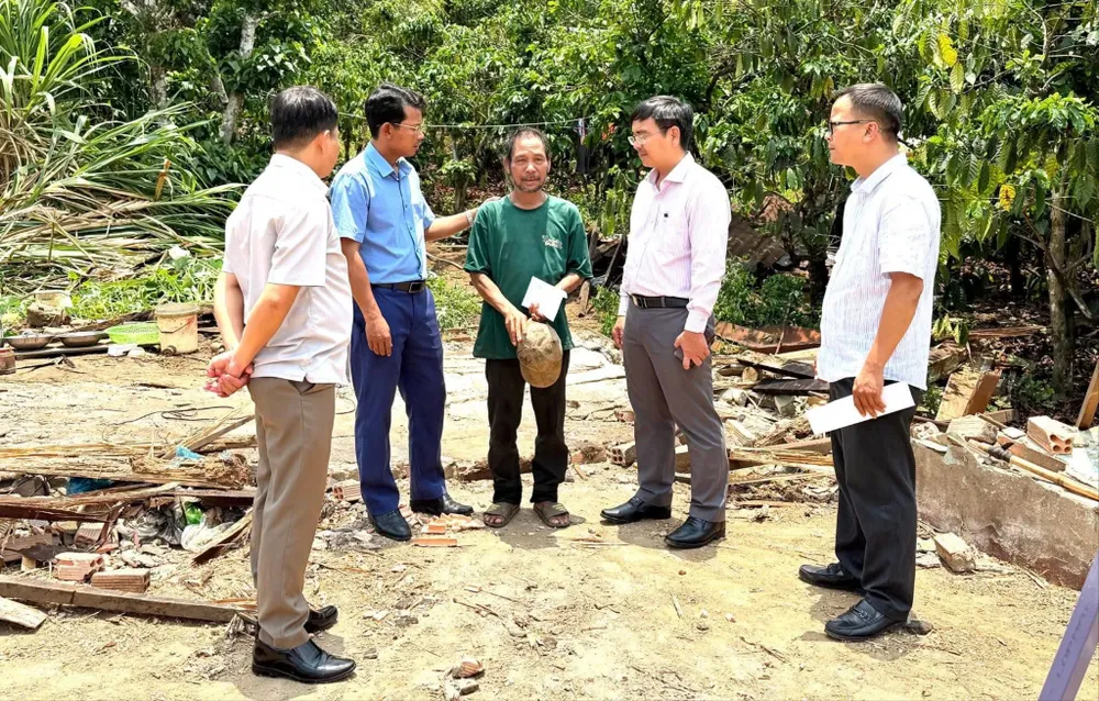 Lãnh đạo xã Đam Rông 2, tỉnh Lâm Đồng động viên, trao hỗ trợ cho các gia đình bị thiệt hại sau trận dông lốc