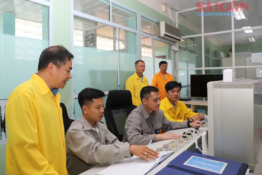 Các kỹ sư theo dõi và vận hành toàn bộ hoạt động của lò qua hệ thống màn hình, bảng tín hiệu và thiết bị giám sát an toàn.JPG