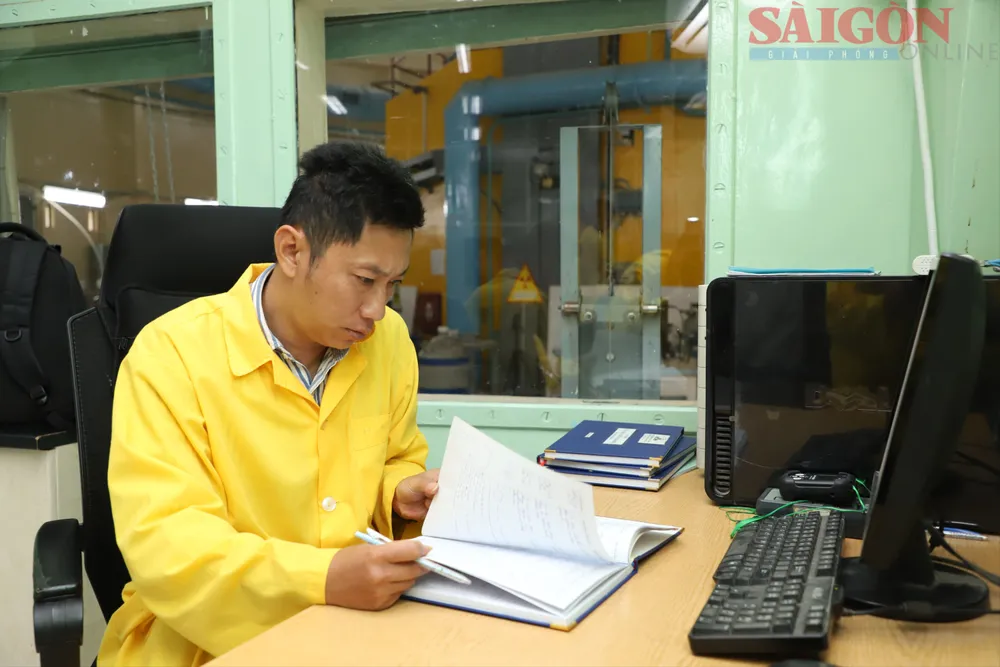 Kỹ sư ghi chép lại thông tin trong lò, mỗi ca trực có khoảng 4-5 người vận hành.JPG