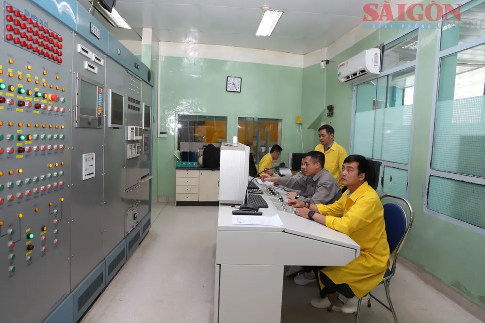 Phòng điều khiển trung tâm của lò phản ứng hạt nhân Đà Lạt.JPG