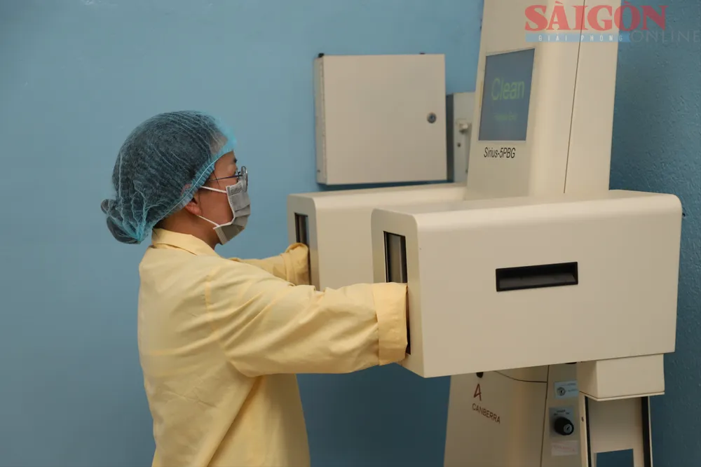 Sau khi rời khỏi lò phản ứng và khu vực kiểm nghiệm, mọi người đều phải tiến hành đo nhiễm xạ để đảm bảo an toàn.JPG