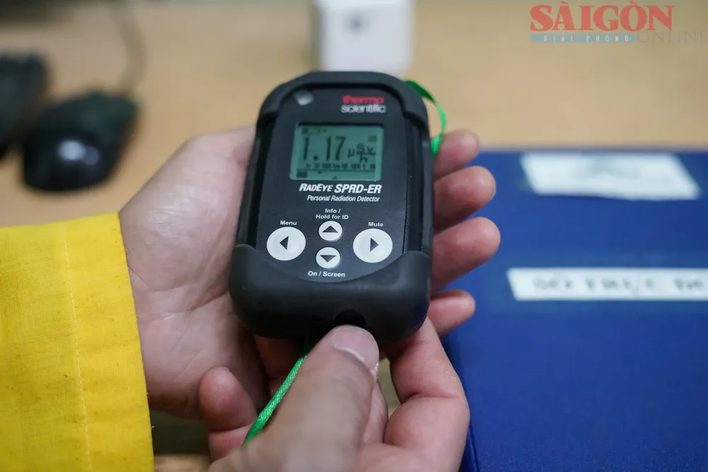 Việc đo nồng độ phóng xạ xuyên suốt quá trình ở trong lò phản ứng hạt nhân nhằm đảm bảo an toàn cho những chuyên gia, kỹ sư làm việc tại đây.jpg