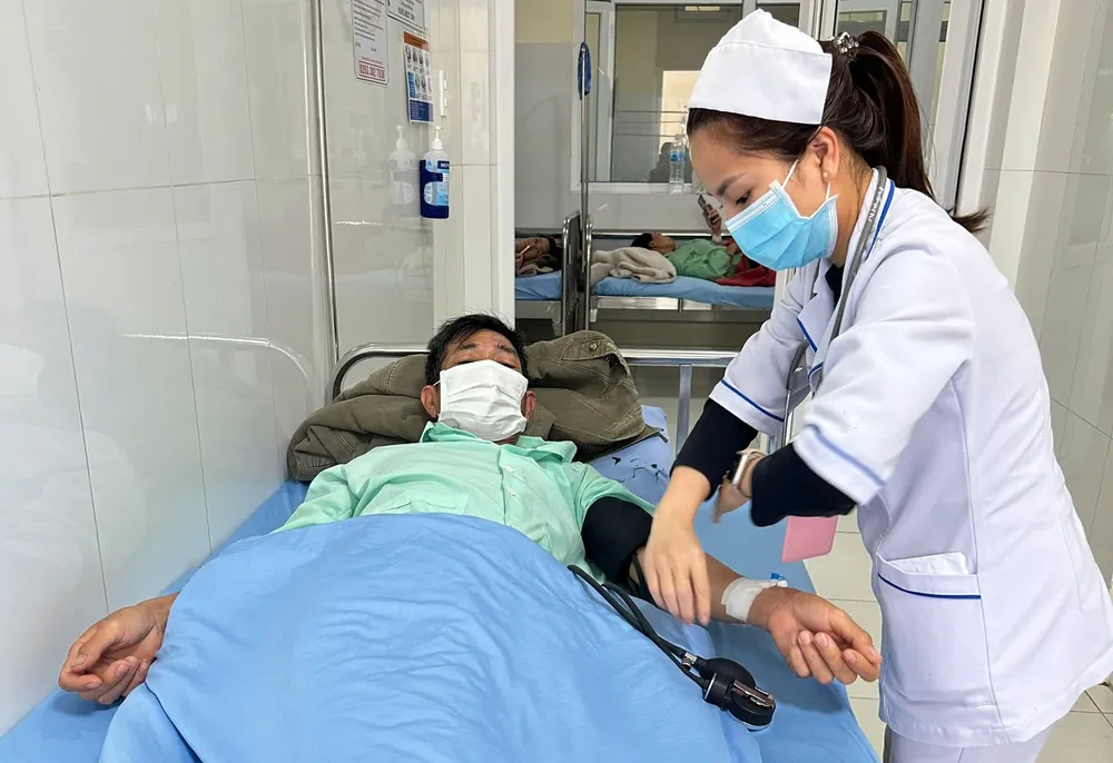 Bệnh nhân nghi ngộ độc được chăm sóc, điều trị tại Bệnh viện Đa khoa tỉnh Lâm Đồng