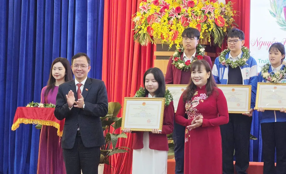 Bí thư Đảng ủy phường Xuân Hương – Đà Lạt Nguyễn Văn Lộc và Phó Trưởng Ban Tuyên giáo và Dân vận Tỉnh ủy Lâm Đồng Phạm Thị Hồng Hải trao thưởng cho các học sinh