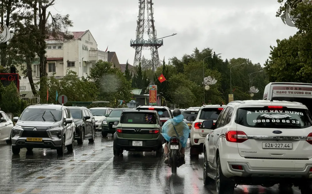 Các phương tiện nối hàng dài di chuyển trên đường Trần Phú, phường Xuân Hương - Đà Lạt, tỉnh Lâm Đồng trong ngày 31-8.jpg