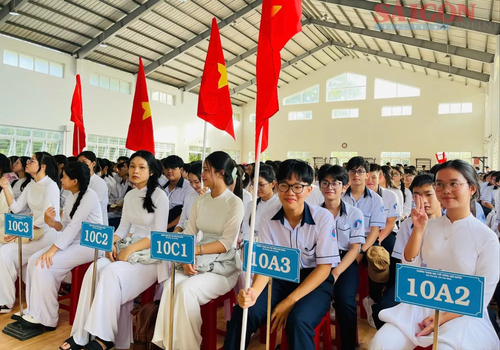 Học sinh Trường THPT Ngô Quyền (đặc khu Phú Quý, Lâm Đồng) hân hoan dự lễ khai giảng năm học mới.jpg