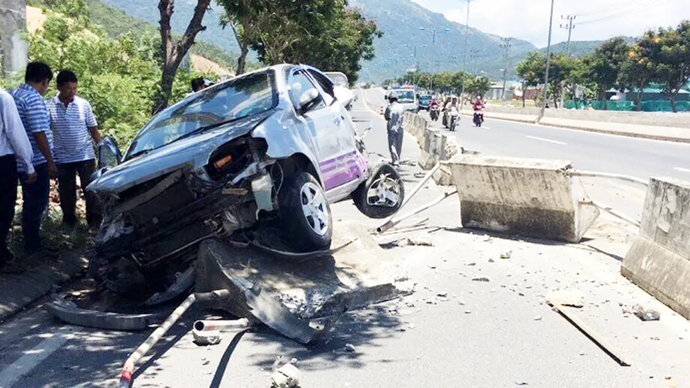 Chiếc ô tô tập lái hư hỏng nặng