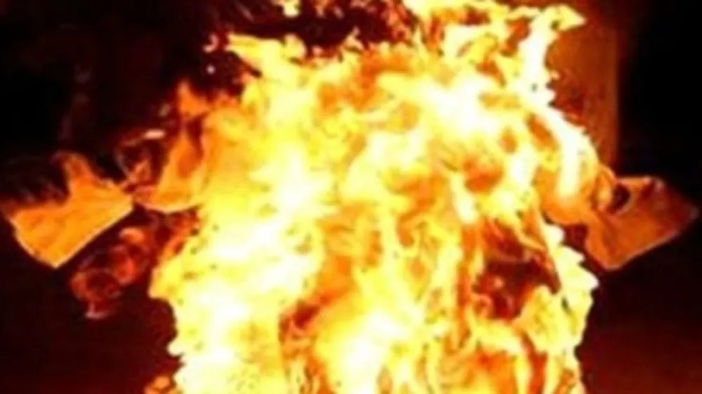 Bắt người lái xe ôm tẩm dầu đốt hai cây xăng tại Nha Trang