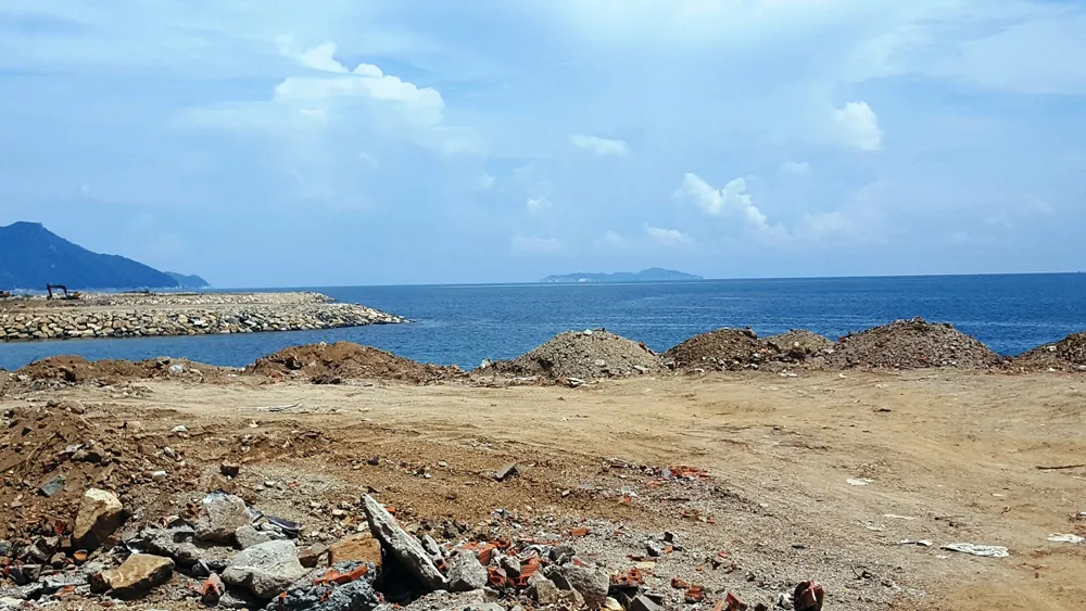 Biển Bãi Tiên Nha Trang biến dạng do đổ đất đá