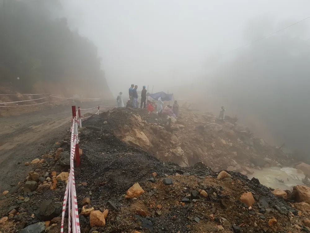 Tìm kiếm nạn nhân rơi từ đỉnh đèo Khánh Lê  ảnh 3