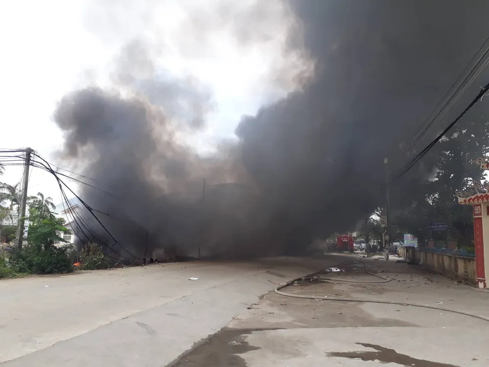 Cháy bãi phế liệu, 540 học sinh phải nghỉ học ảnh 3