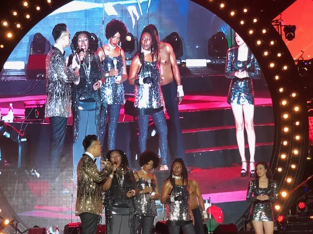 10.000 khán giả “cháy” hết mình khi Boney M biểu diễn tại Việt Nam ảnh 2