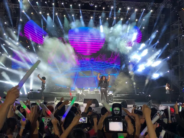 10.000 khán giả “cháy” hết mình khi Boney M biểu diễn tại Việt Nam ảnh 1
