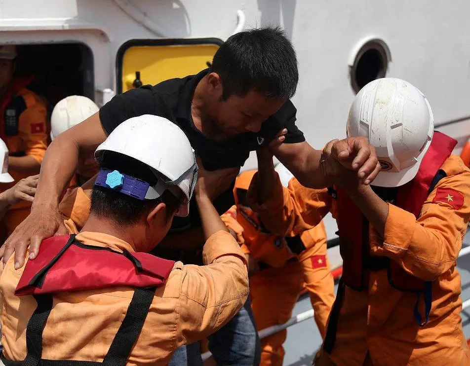 Cứu 10 ngư dân bị ngộ độc sau khi ăn cá chình ảnh 1