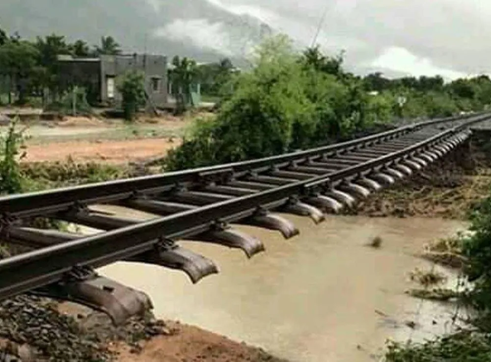 Vũng Tàu mưa lớn, gió giật mạnh, Khánh Hòa - Ninh Thuận ngập lụt, đường sắt tê liệt  ảnh 18