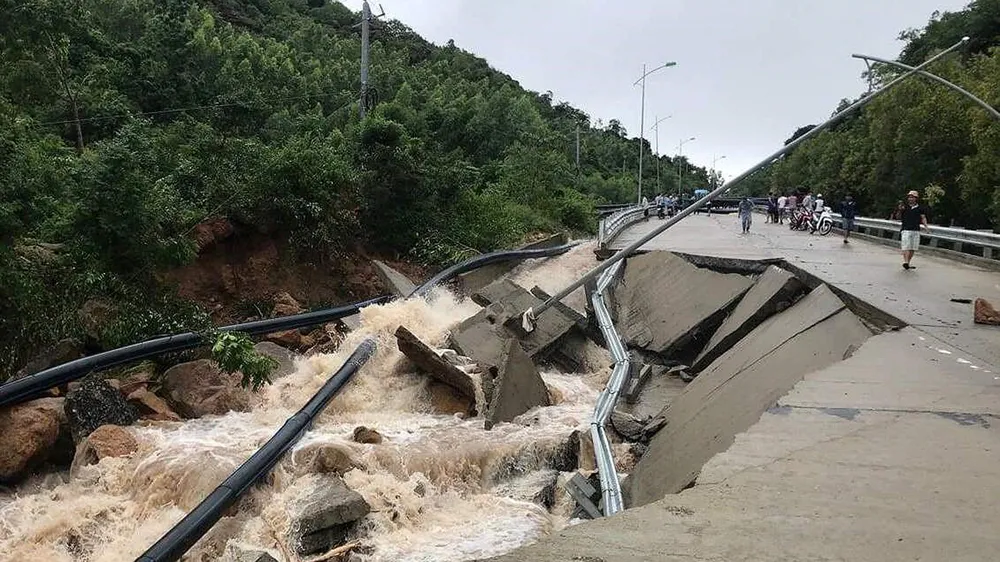 Nhiều tuyến đường huyết mạch ở tỉnh Khánh Hòa tan hoang sau mưa bão ảnh 9