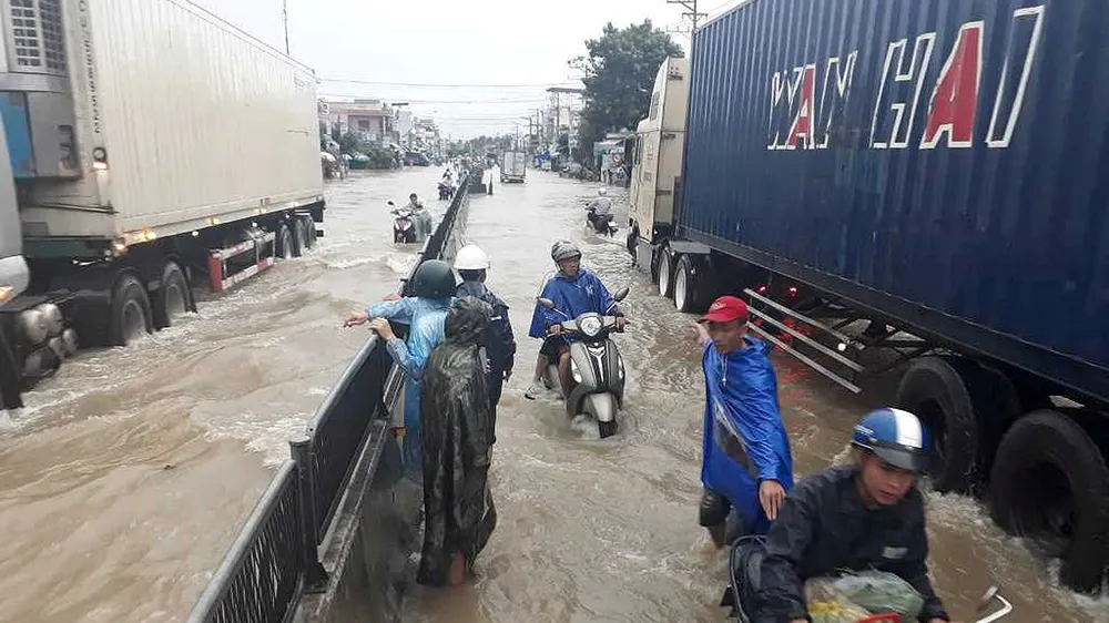Nhiều tuyến đường huyết mạch ở tỉnh Khánh Hòa tan hoang sau mưa bão ảnh 11