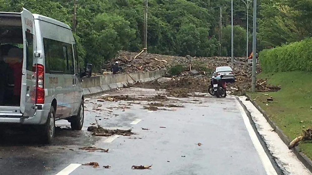 Nhiều tuyến đường huyết mạch ở tỉnh Khánh Hòa tan hoang sau mưa bão ảnh 2