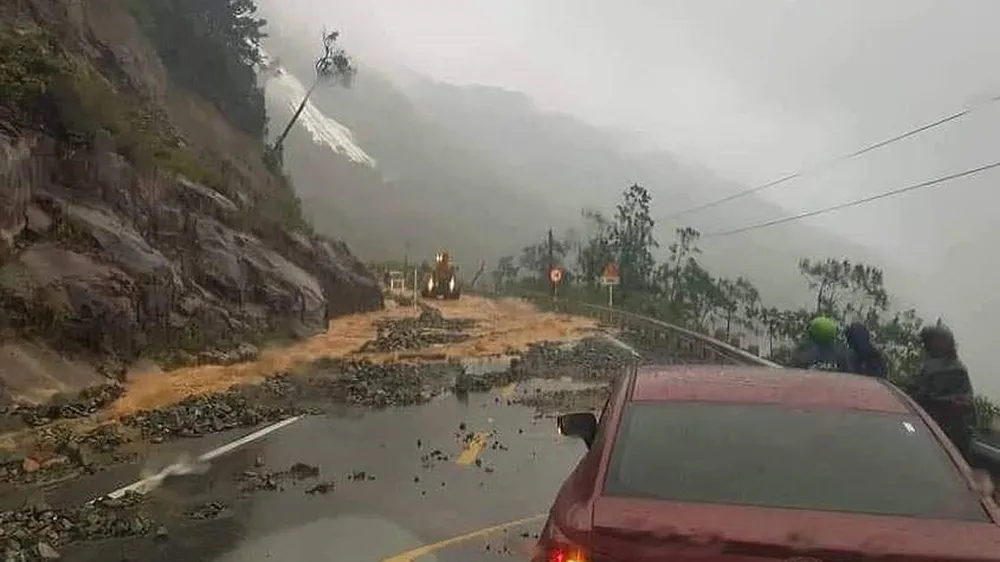 Nhiều tuyến đường huyết mạch ở tỉnh Khánh Hòa tan hoang sau mưa bão ảnh 3