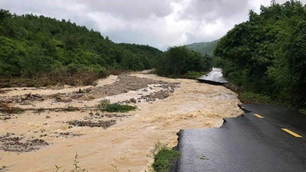 Nhiều tuyến đường huyết mạch ở tỉnh Khánh Hòa tan hoang sau mưa bão ảnh 5