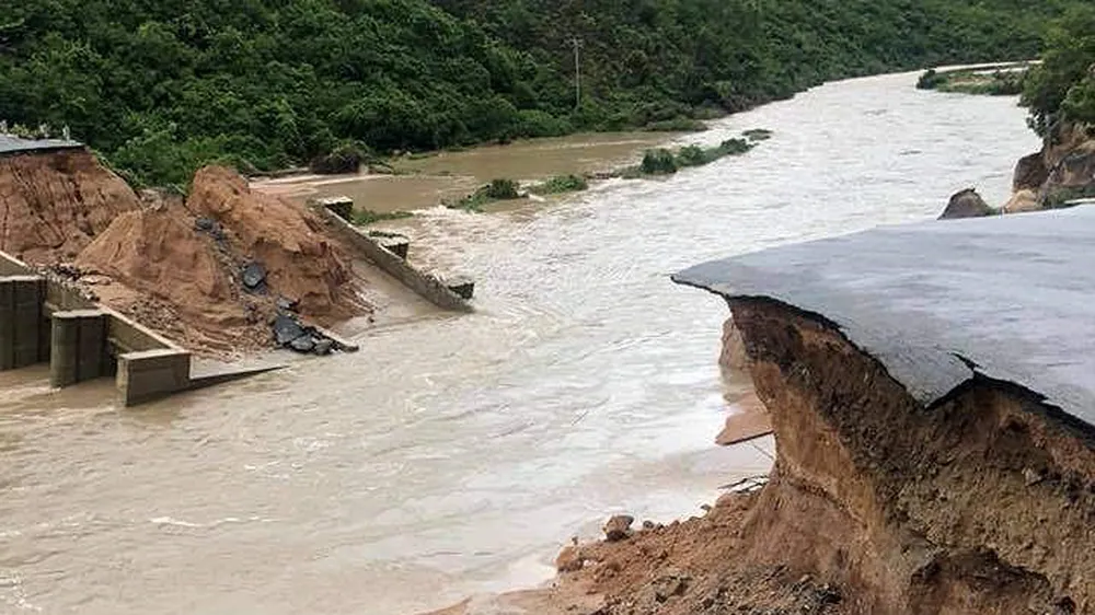 Nhiều tuyến đường huyết mạch ở tỉnh Khánh Hòa tan hoang sau mưa bão ảnh 6
