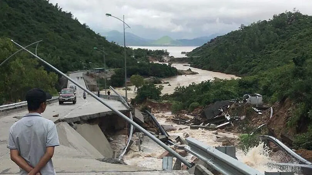 Nhiều tuyến đường huyết mạch ở tỉnh Khánh Hòa tan hoang sau mưa bão ảnh 7