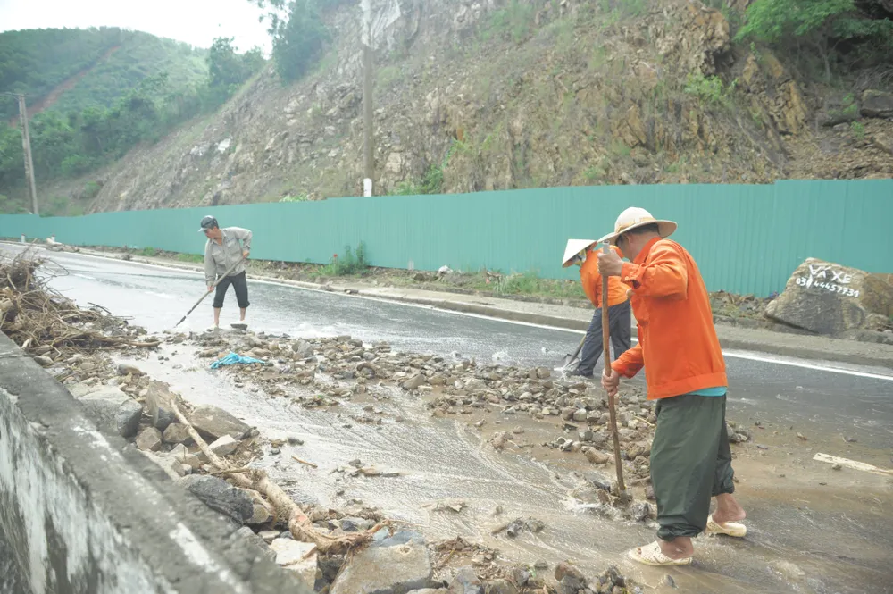 Nhiều tuyến đường huyết mạch ở tỉnh Khánh Hòa tan hoang sau mưa bão ảnh 15