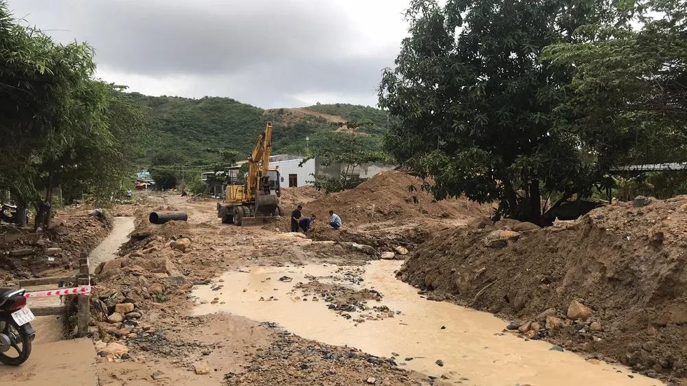 Nhiều tuyến đường huyết mạch ở tỉnh Khánh Hòa tan hoang sau mưa bão ảnh 13