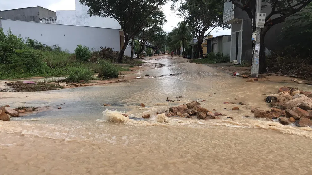 Nhiều tuyến đường huyết mạch ở tỉnh Khánh Hòa tan hoang sau mưa bão ảnh 12