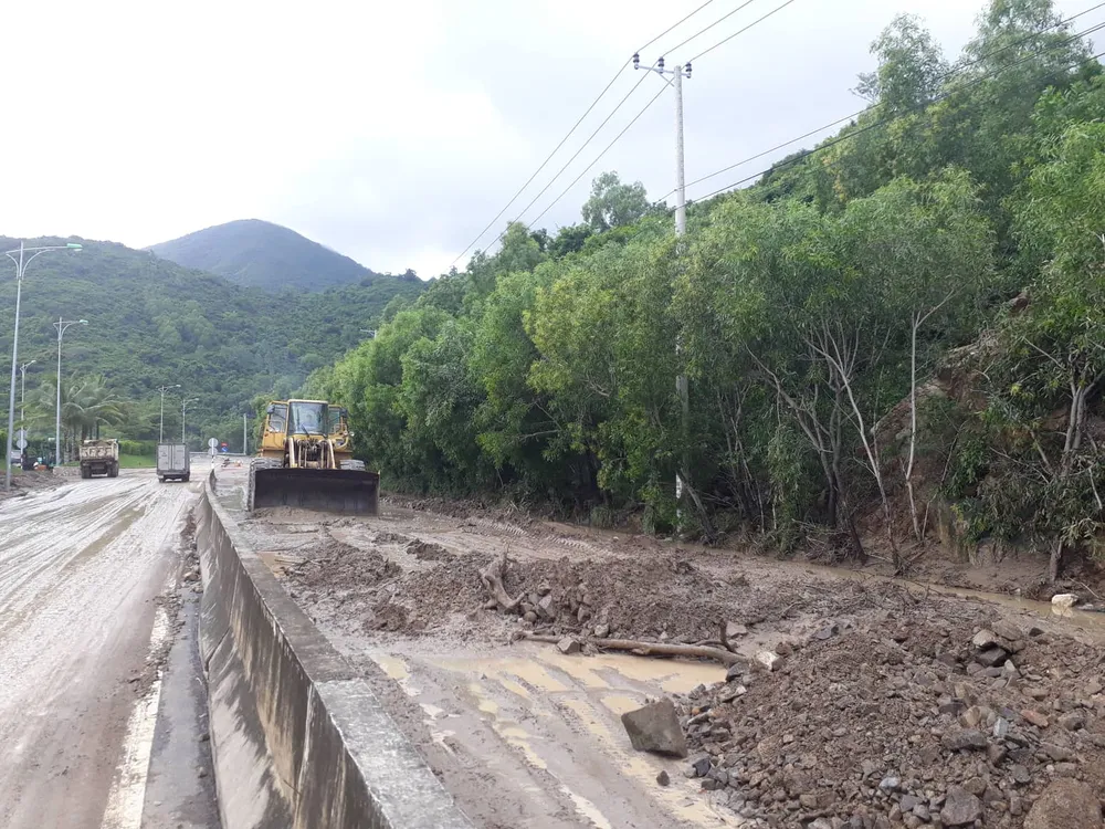 Nhiều tuyến đường huyết mạch ở tỉnh Khánh Hòa tan hoang sau mưa bão ảnh 16