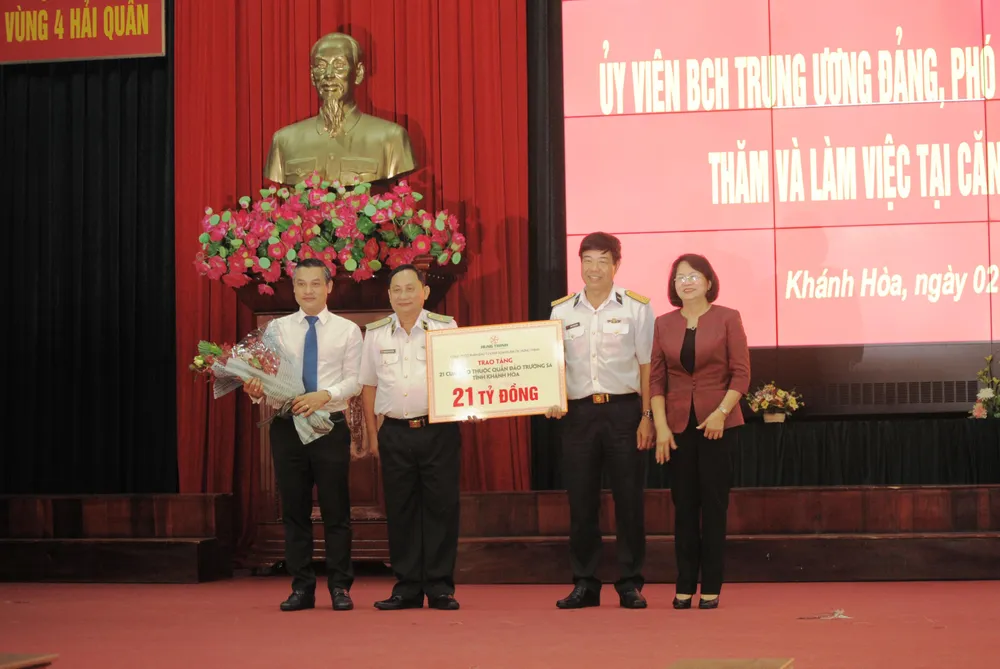 Phó Chủ tịch nước Đặng Thị Ngọc Thịnh thăm và làm việc tại Vùng 4 Hải quân ảnh 2