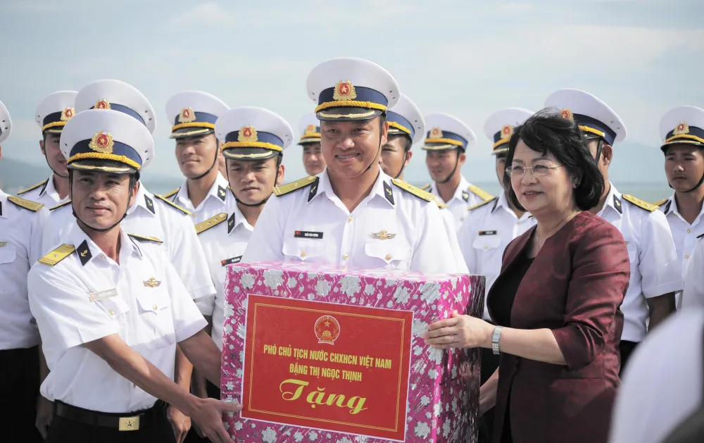 Phó Chủ tịch nước Đặng Thị Ngọc Thịnh thăm và làm việc tại Vùng 4 Hải quân ảnh 1