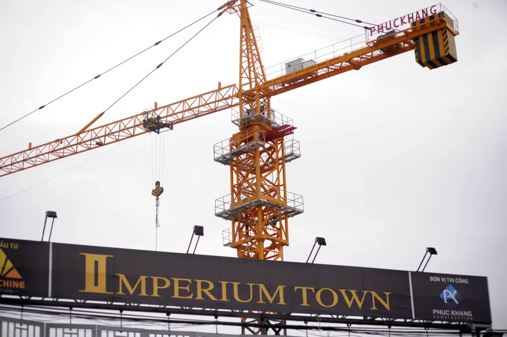 Hàng chục cần cẩu xây dựng lơ lửng trên đầu người dân ảnh 3