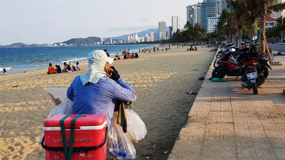 Người dân Nha Trang và du khách vẫn “vô tư” tụ tập tắm biển  ảnh 5