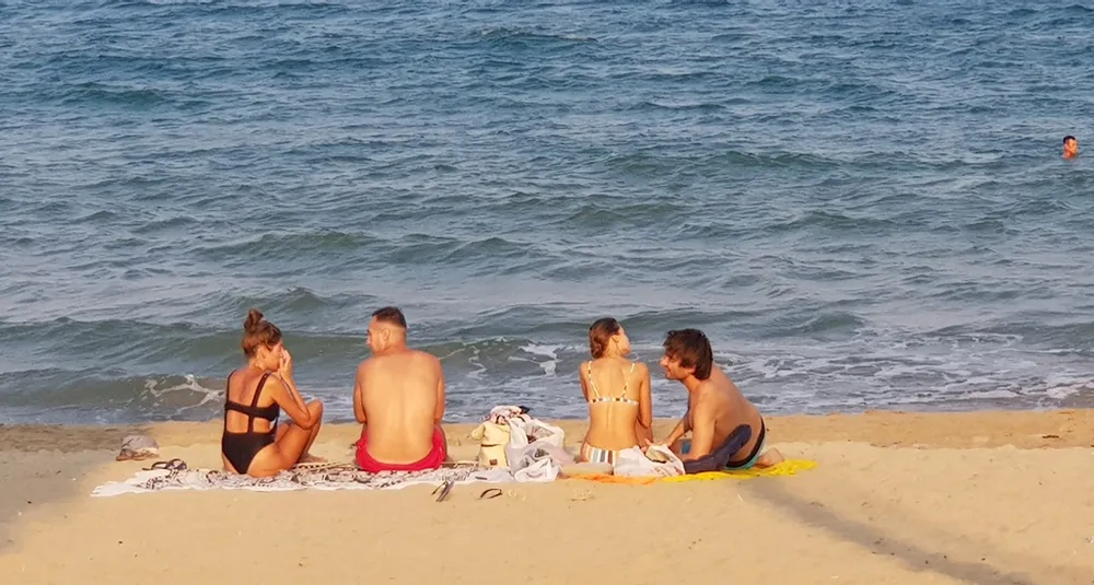 Người dân Nha Trang và du khách vẫn “vô tư” tụ tập tắm biển  ảnh 3