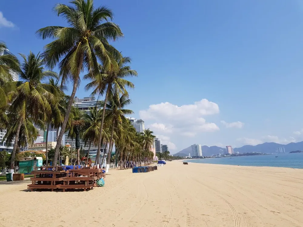Biển Nha Trang không bóng người trong ngày đầu thực hiện Chỉ thị 16 về phòng, chống dịch Covid-19 ảnh 2