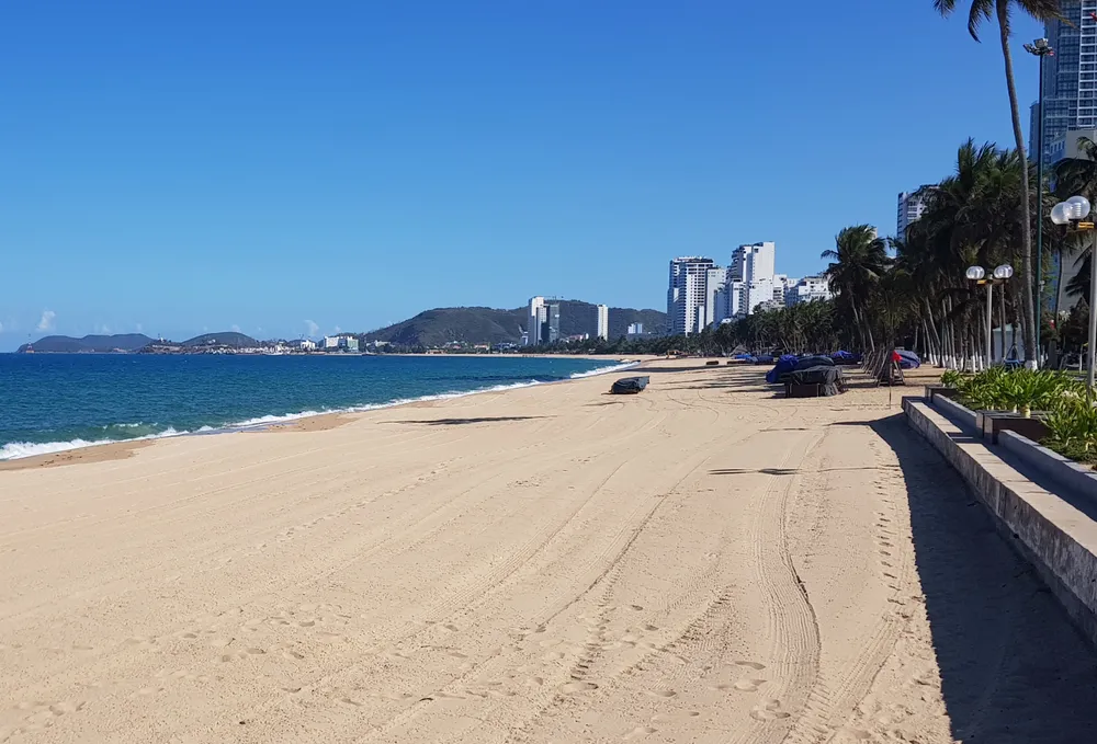 Biển Nha Trang không bóng người trong ngày đầu thực hiện Chỉ thị 16 về phòng, chống dịch Covid-19 ảnh 1
